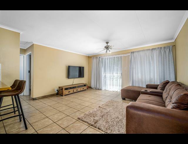 2 BEDROOM TOWNHOUSE FOR SALE IN SUNDOWNER